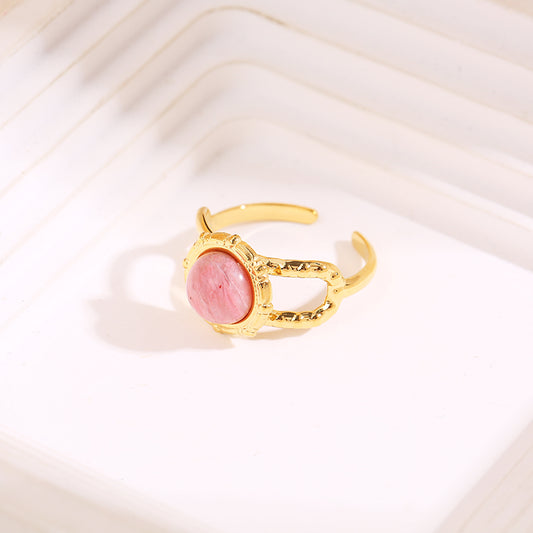 Bague dorée éclatante pierre rose ronde