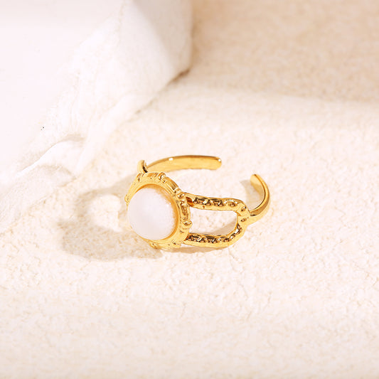 Bague dorée éclatante pierre blanche ronde