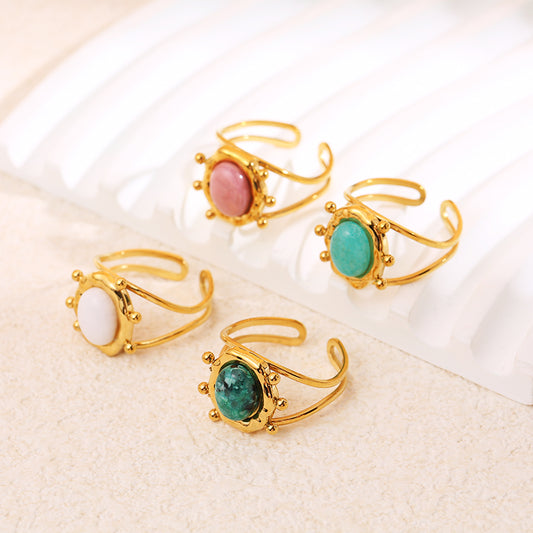 Bague dorée ajustable à double anneau avec pierre ronde verte sertie et petits ornements en billes autour