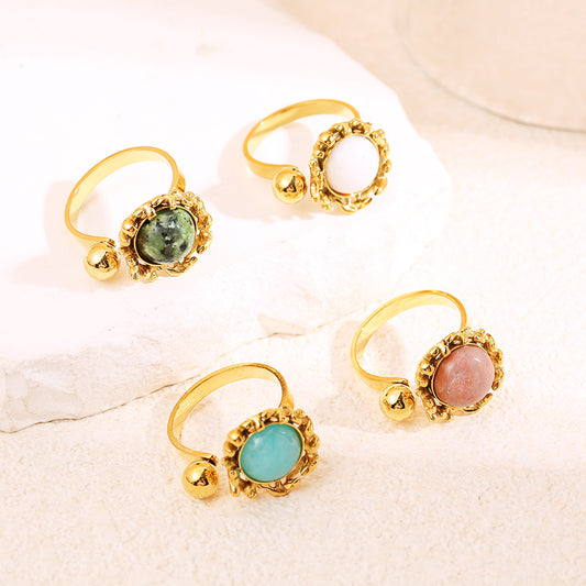 Bague dorée ouverte avec pierre ronde verte sertie