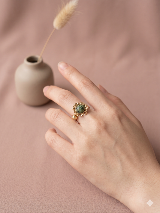 Bague dorée ouverte avec pierre ronde sertie