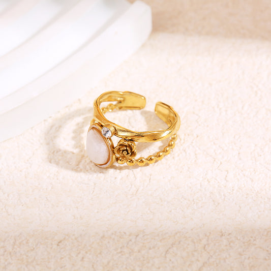 Bague dorée fleur strass et pierre goutte blanche