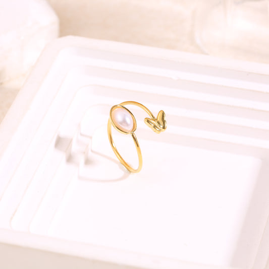 Bague dorée ajustable croisée avant avec extremité perle ovale et papillon