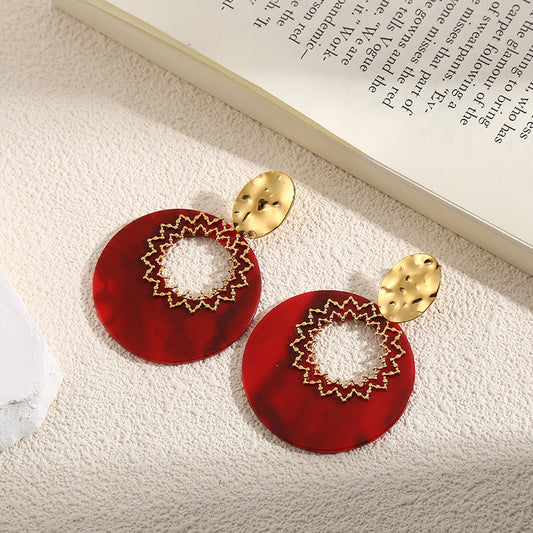 Boucles d'Oreilles Dorées Disques Rouges avec Motifs