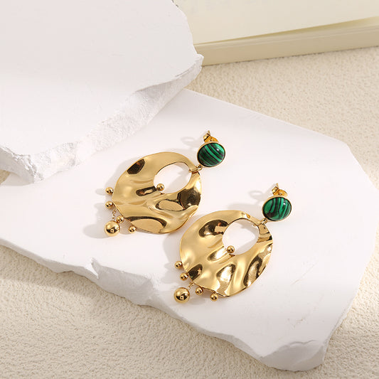 Boucles d'Oreilles Dorées Plaques Martelées Brillantes Avec Pierres Malachite