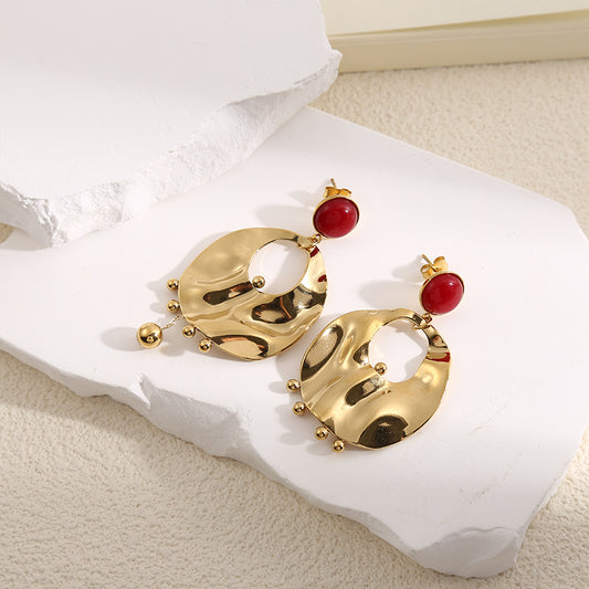 Boucles d'Oreilles Dorées Plaques Martelées Brillantes Avec Pierres Rouges