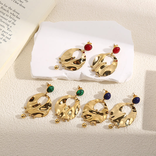 Boucles d'Oreilles Dorées Plaques Martelées Brillantes Avec Pierres Rouges