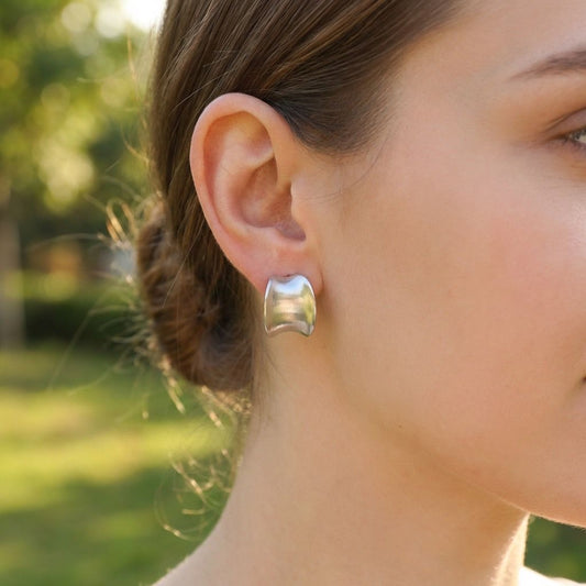 Boucle d'oreilles clous argentées brossées forme ondulée