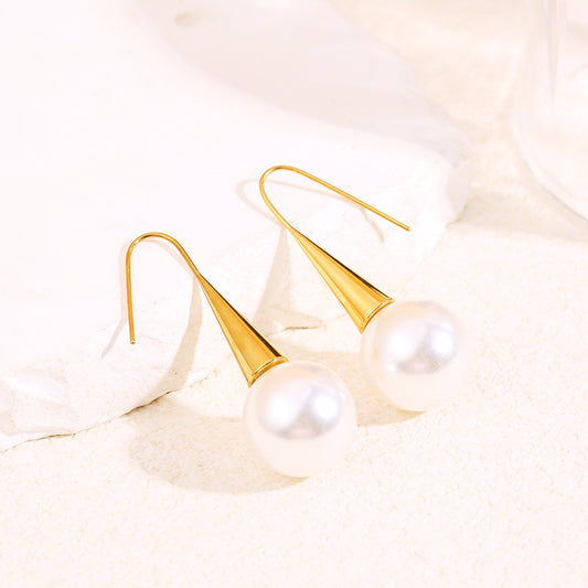Boucles d'oreilles dorées à crochet avec large perle ronde blanche et cône métallique lisse
