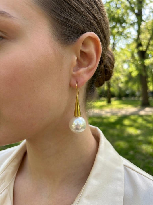 Boucles d'oreilles dorées à crochet avec large perle ronde blanche et cône métallique lisse