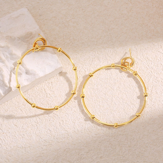 Boucles d'Oreilles Pendantes Dorées Cercle Et Boules Structurées