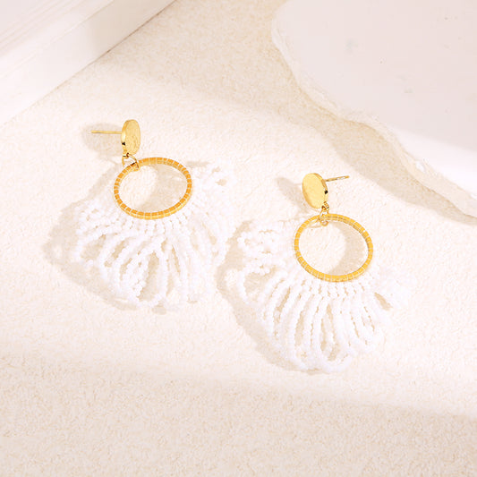 Boucles d'oreilles dorées avec perles blanches pendantes fleur