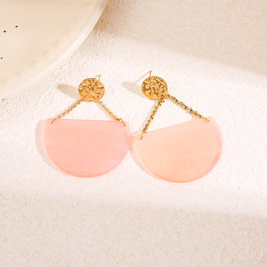 Boucles d'oreilles dorées martelées chaînes pendantes résine rose