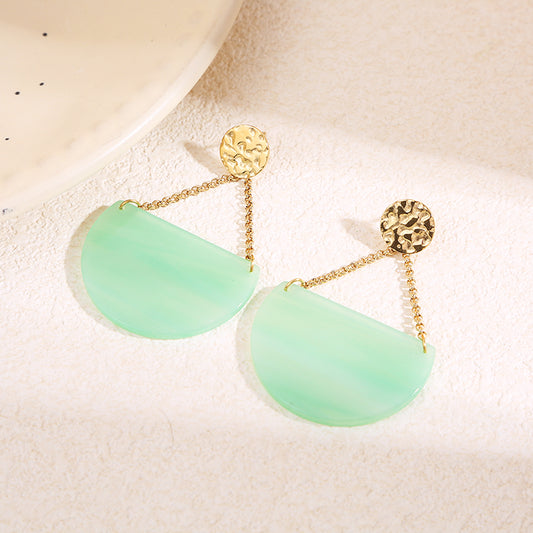 Boucles d'oreilles dorées martelées chaînes pendantes résine verte