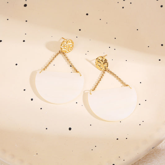 Boucles d'oreilles dorées martelées chaînes pendantes résine blanche