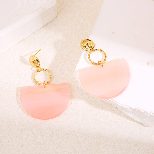 Boucles d'oreilles pendantes dorées rond et résine rose