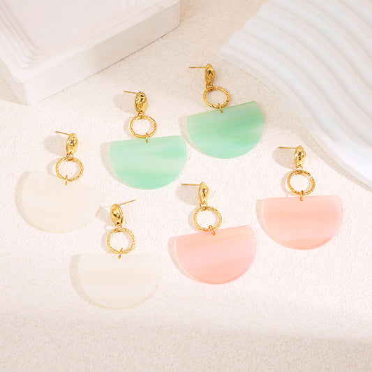 Boucles d'oreilles pendantes dorées rond et résine rose