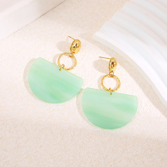 Boucles d'oreilles pendantes dorées rond et résine verte