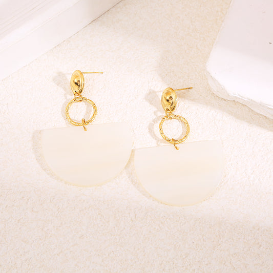 Boucles d'oreilles pendantes dorées rond et résine blanches