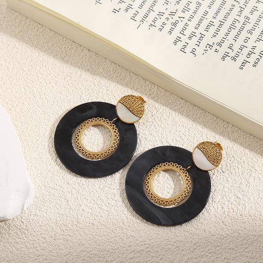 Boucles d'Oreilles Dorées Disques Noires Avec Anneaux