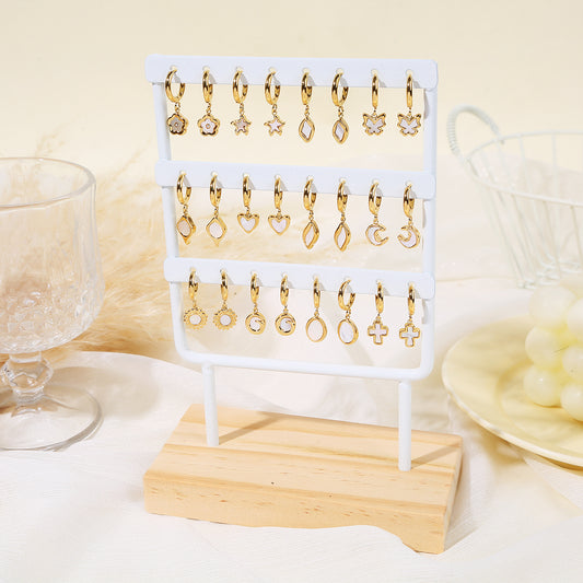 Lot de 12 paires de mini créoles nacre sur présentoir blanc