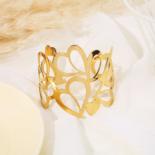 Bracelet manchette doré cœurs pleins et ajourés