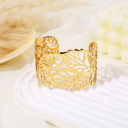 Bracelet manchette doré feuilles bordure droite et arrondie ajourées