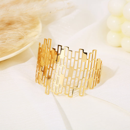 Bracelet manchette doré ajouré style ruche géométrique
