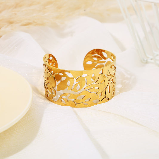 Bracelet manchette doré ajustable orné de branches avec feuilles et d'arbres ajourées