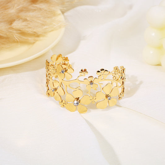 Bracelet manchette doré ajouré fleurs et strass