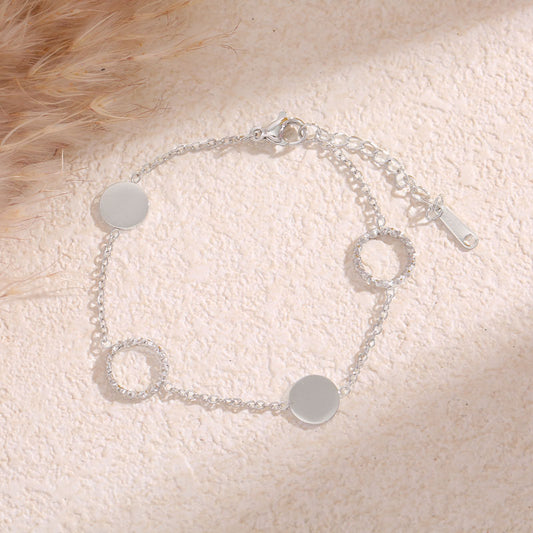 Bracelet Chaîne Fine Argentée Cercle Disque Et Contrasté