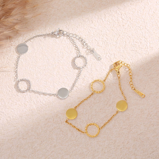 Bracelet Chaîne Fine Argentée Cercle Disque Et Contrasté