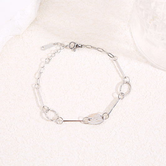 Bracelet chaîne argentée à maillons longs et ovales texturés avec médaillon feuille gravée