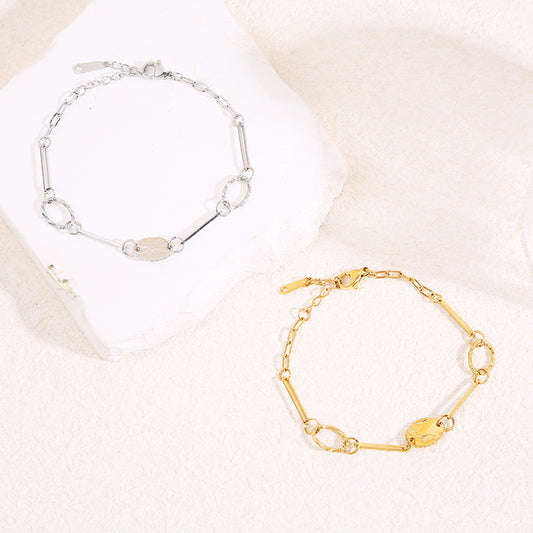 Bracelet chaîne argentée à maillons longs et ovales texturés avec médaillon feuille gravée