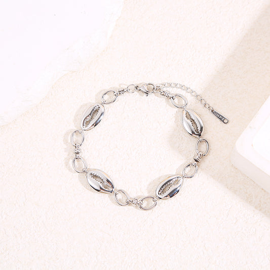 Bracelet chaîne dorée avec 4 coquillages argentées