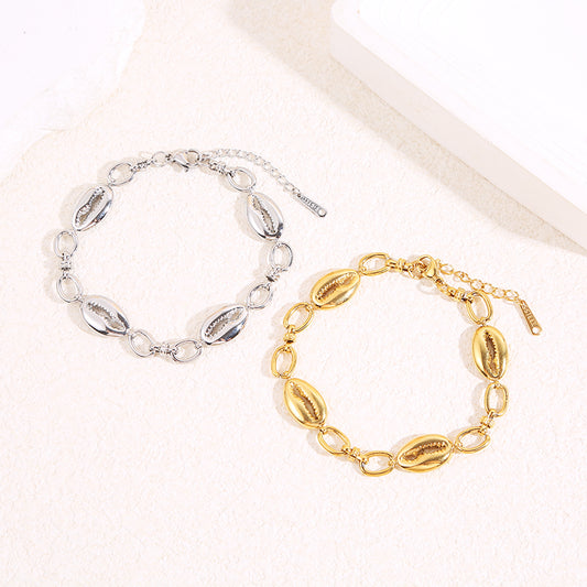 Bracelet chaîne dorée avec 4 coquillages argentées