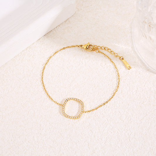 Bracelet chaîne fine dorée avec contour carré central strassé aux angles arrondis