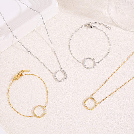 Bracelet chaîne fine dorée avec contour carré central strassé aux angles arrondis