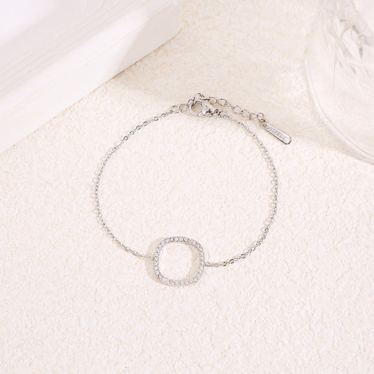 Bracelet chaîne fine argentée avec contour carré central strassé aux angles arrondis