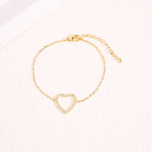 Bracelet chaîne fine dorée avec contour coeur central strassé aux angles arrondis