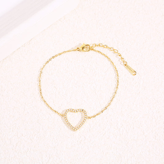 Bracelet chaîne fine dorée avec contour coeur central strassé aux angles arrondis