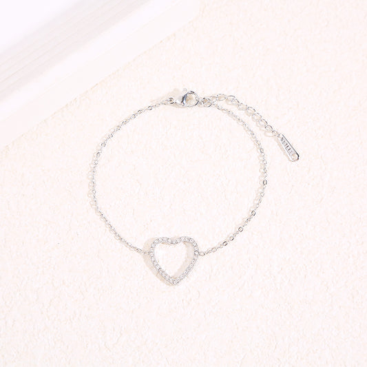Bracelet chaîne fine argentée avec contour cœur central strassé aux angles arrondis