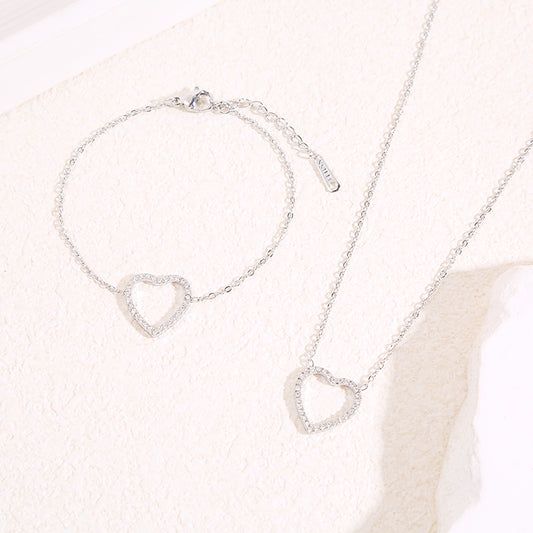 Bracelet chaîne fine argentée avec contour cœur central strassé aux angles arrondis