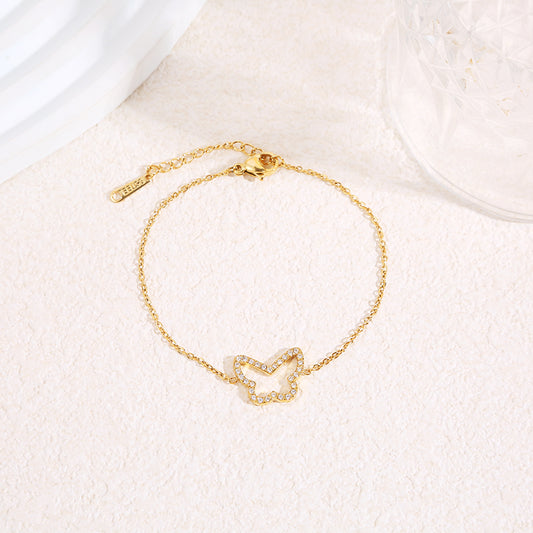 Bracelet chaîne fine dorée avec contour papillon central strassé aux angles arrondis