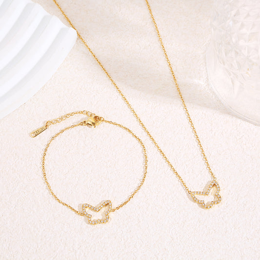 Bracelet chaîne fine dorée avec contour papillon central strassé aux angles arrondis
