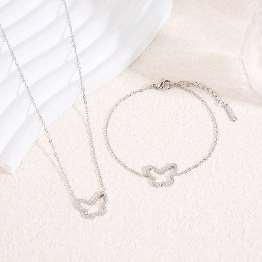 Bracelet chaîne fine argentée avec contour papillon central strassé aux angles arrondis