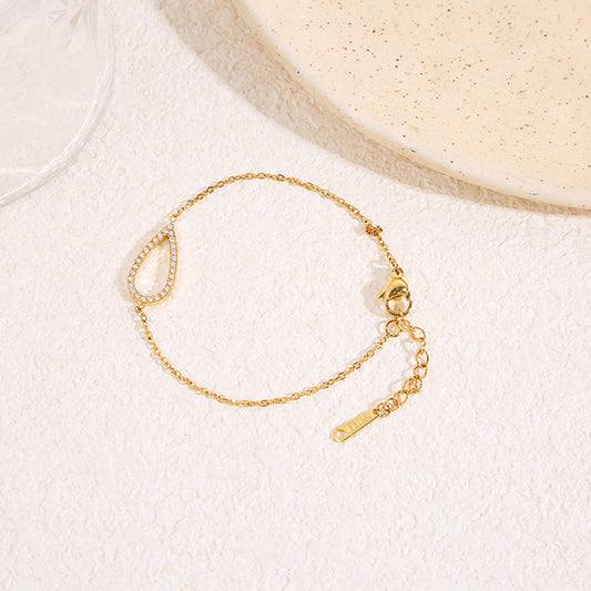 Bracelet chaîne fine dorée avec contour goutte allongé central strassé aux angles arrondis