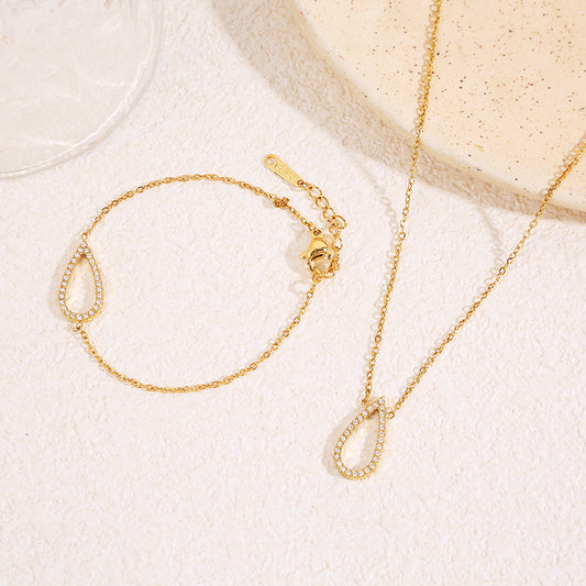 Bracelet chaîne fine dorée avec contour goutte allongé central strassé aux angles arrondis