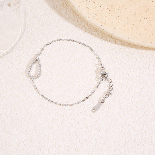 Bracelet chaîne fine argentée avec contour goutte allongé central strassé aux angles arrondis