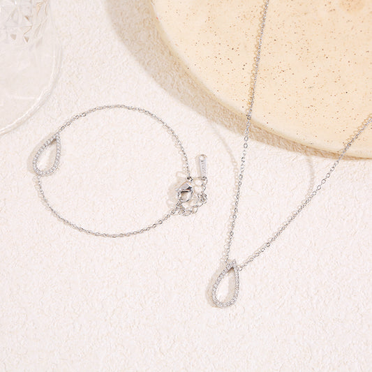 Bracelet chaîne fine argentée avec contour goutte allongé central strassé aux angles arrondis